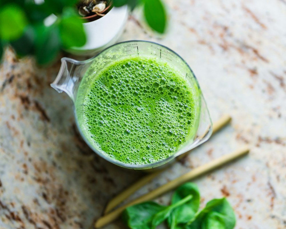 Grüner Detox-Smoothie mit Spinat und Banane