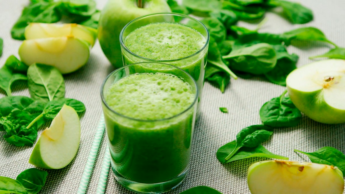 Frische Detox-Zutaten und grüne Lebensmittel