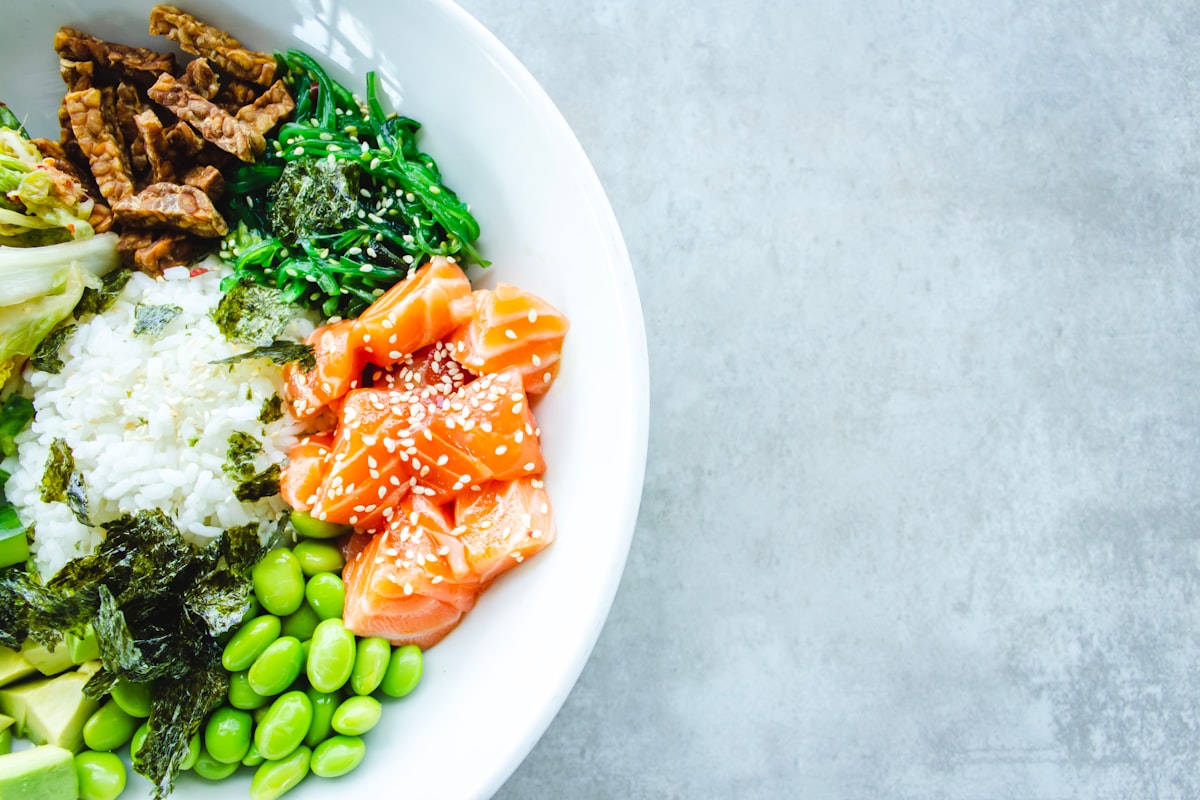 Buddha Bowl mit Vollkorn, Gemüse und Tahini-Dressing
